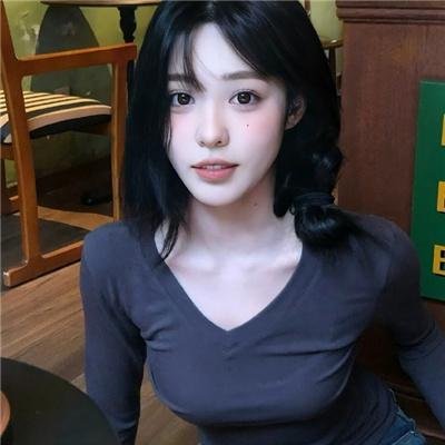 给小酒馆女子喝高杯酒